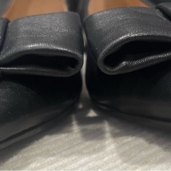 Tory Burch Aimee 
•Black Leather Bow
•Pointed Toes 
•Flats 
•Shoes Size 7 - Picture 3 of 4